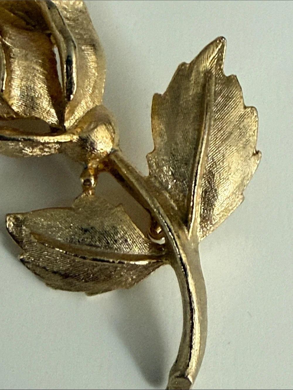 Vintage Gold-Tone Rose Brooch with Pearl Accent - Women Jewelry pin Classic